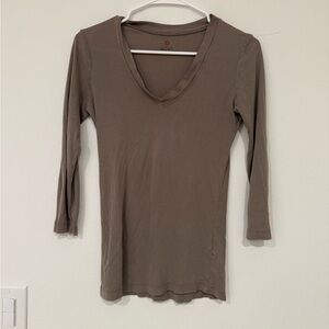 XCVI Women's Taupe Long Sleeve V-Neck Tee